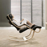 GRAVITY(グラビティー)バランスチェアにヘッドフォンをつけた女性が座った様子