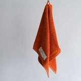 フックに引っ掛けたタオル