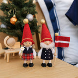 【イルムス限定】ラトビアの国旗を持ったサンタと女の子のセット