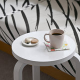 テーブルに置いたMUKI マグカップ (ピンク)