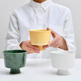 ONNEA 小鉢 (シロ)を手に持ったシーン