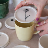 黄色いカップと豆皿