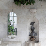 トールウォールミラー (ブラック)を屋外にかけた様子