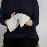 クロスで手を拭くシーン