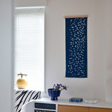 てぬぐい (スキスキ)を壁に飾った様子