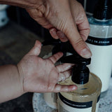 ポンプをプッシュするシーン