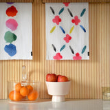 てぬぐい (ハナミチ)をキッチンにかけた様子