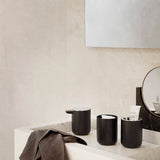 ポンプと歯ブラシホルダー