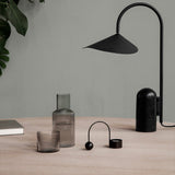 リップルカラフェセット スモール スモークをテーブルに乗せたイメージシーン