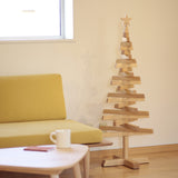 飾りなしのクリスマスツリー