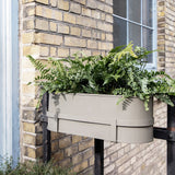 バウ バルコニーボックスに植物を入れて飾ったイメージシーン