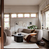 ソファにシェイ パッチワークキルトブランケットを置いたシーン