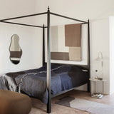 シェイ パッチワークキルトブランケット デザートをベッドフレームに掛けたシーン