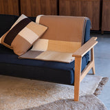 畳んだシェイ パッチワークキルトブランケットをソファに掛けたシーン