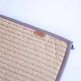 シェイ パッチワークキルトブランケット デザートについたタグのアップ