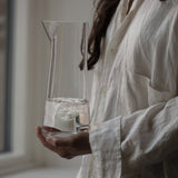 カラフェと女性の手