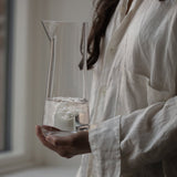 カラフェと女性の手