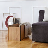 ストレージボックス(ブラック)にブランケットを入れたシーン