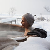 サウナハットを被った女性