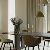 エールベース (スモーク)をダイニングテーブルに置いた様子