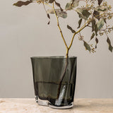 エールベース (スモーク)33cmに枝の植物を生けた様子