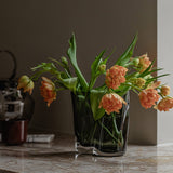 エールベース (スモーク)33cmにチューリップを複数生けた様子