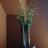 エールベース (スモーク)にグリーンの植物を生けたシーン