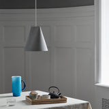 ライトグレーとテーブル