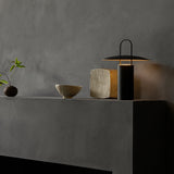 ランプと飾り棚