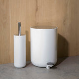 トイレブラシと同色のダストボックス