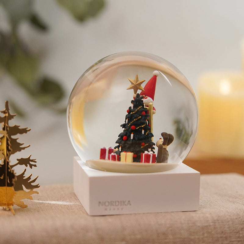 【季節限定】NORDIKA nisse クリスマス スノードーム（飾りつけをするサンタとイヌ）