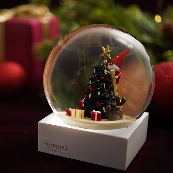 【季節限定】NORDIKA nisse クリスマス スノードーム（飾りつけをするサンタとイヌ）