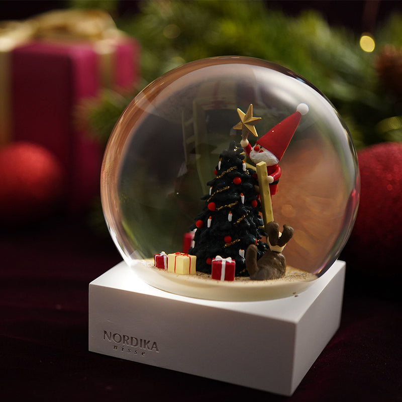 【季節限定】NORDIKA nisse クリスマス スノードーム（飾りつけをするサンタとイヌ）