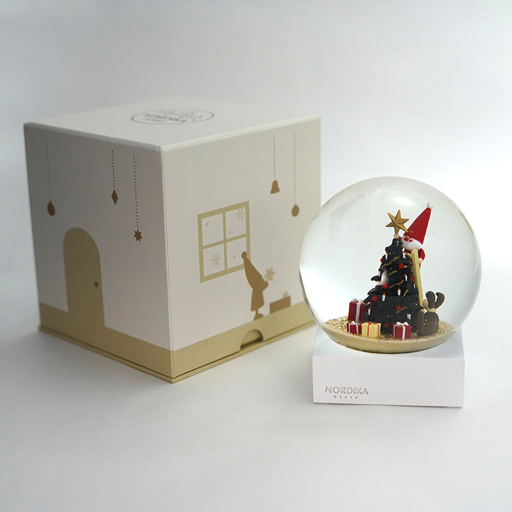 【季節限定】NORDIKA nisse クリスマス スノードーム（飾りつけをするサンタとイヌ）
