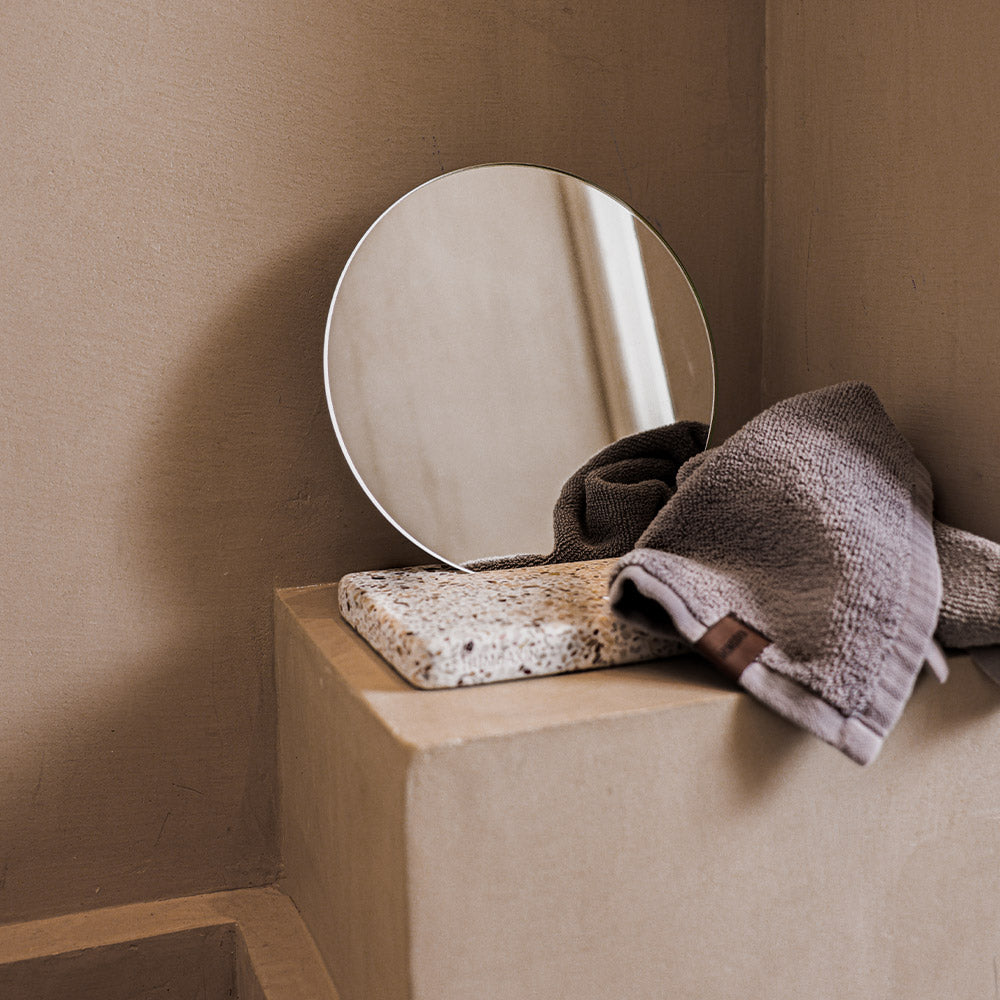 タオルとテラゾーミラー