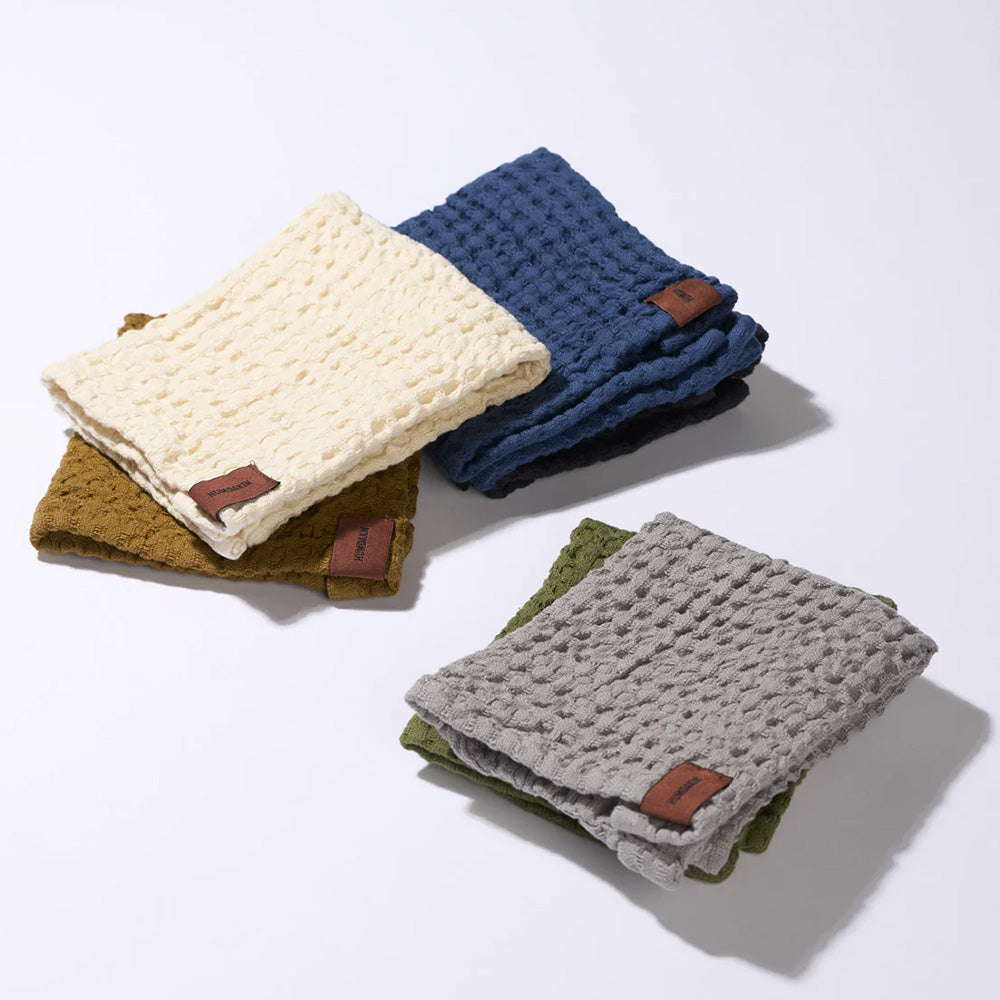 ラフに置いた5色のクロス