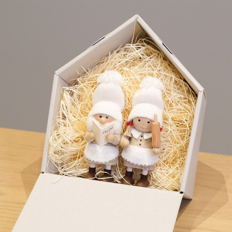 【イルムス限定】Fika Collection お茶会の準備をするエプロン姿のニッセ