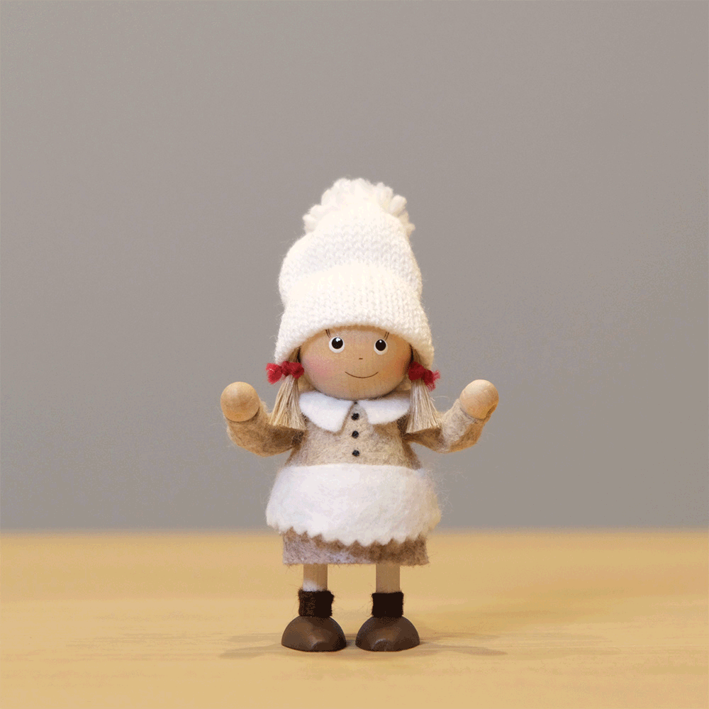 【イルムス限定】Fika Collection お茶会の準備をするエプロン姿のニッセ