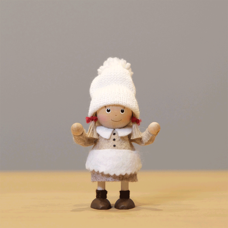 【イルムス限定】Fika Collection お茶会の準備をするエプロン姿のニッセ