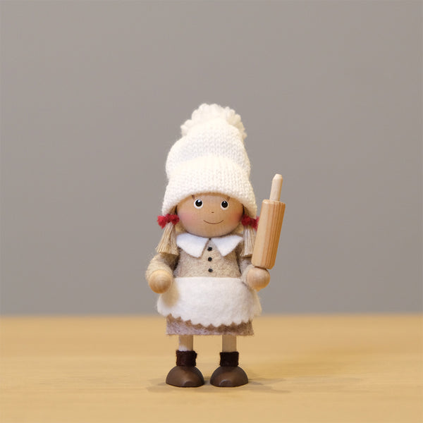 【イルムス限定】Fika Collection お茶会の準備をするエプロン姿のニッセ