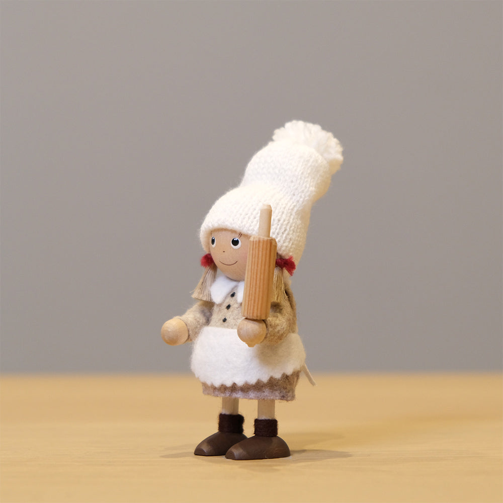 【イルムス限定】ノルディカニッセ　お茶会の準備をするエプロン姿のニッセ２０２５ イルムス限定】Fika Collection お茶会の準備をするエプロン姿のニッセ