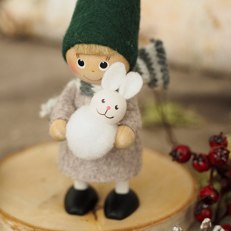 ウサギを抱えた男の子