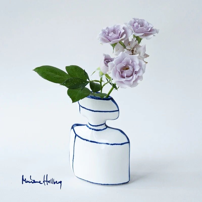 香水瓶のかびんと紫の花