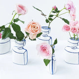 香水瓶のかびん複数と花