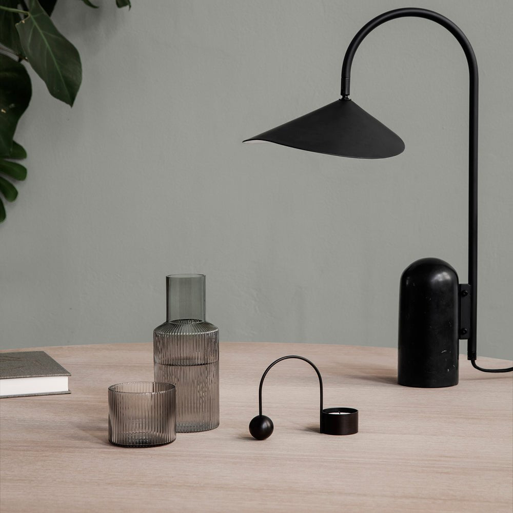 リップルカラフェセット スモール スモークをテーブルに乗せたイメージシーン