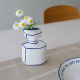 香水瓶のかびんと白い花