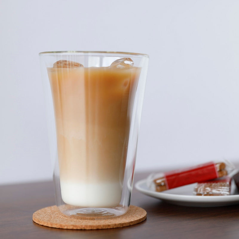 キャンティーン ダブルウォールグラス 400mlにコーヒーとミルクを入れたイメージシーン