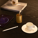 ブラス ペンシルカップにペンを入れてテーブルに置いたイメージシーン