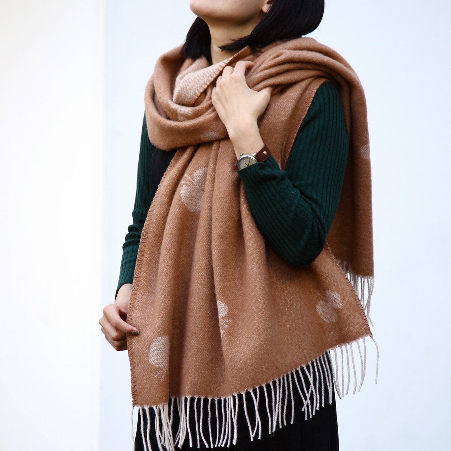 ウールストール CHOUCHO テラコッタを女性が首元に巻いているシーン