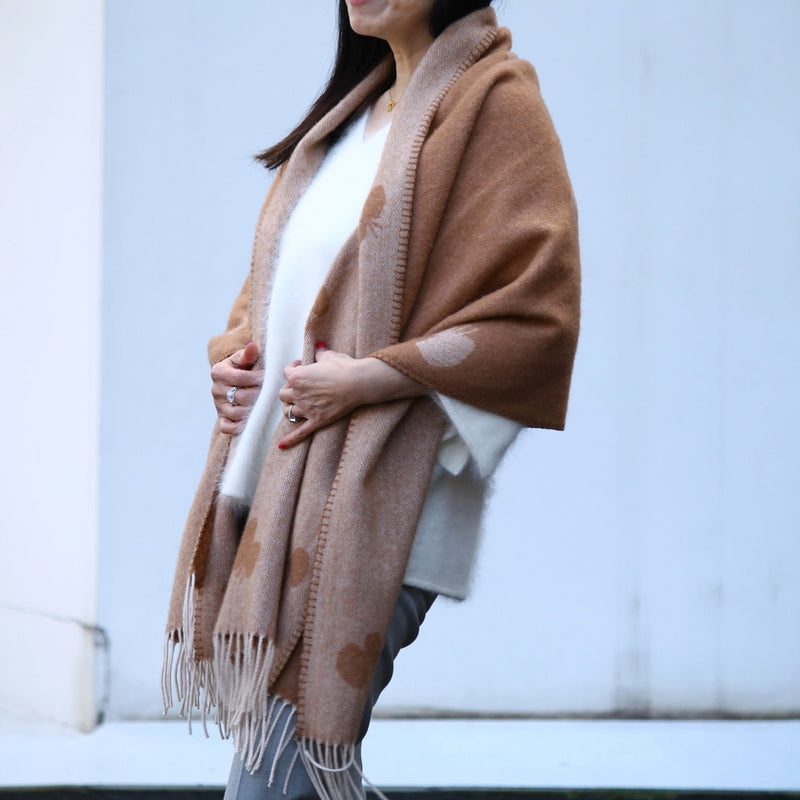 ウールストール CHOUCHOを女性が肩に掛けているシーン